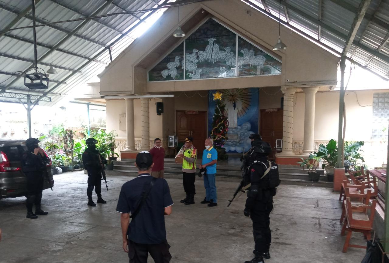 Brimob Polda Jabar, Turut Amankan iIbadah Misa Natal Dan Tahun Baru di Cicurug Sukabumi
